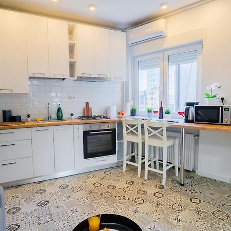 One Bedroom Flat In Bucharest'S Historic District Buitenkant foto