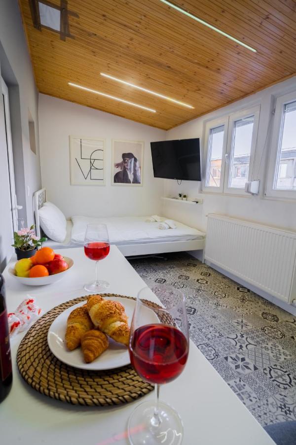 One Bedroom Flat In Bucharest'S Historic District Buitenkant foto