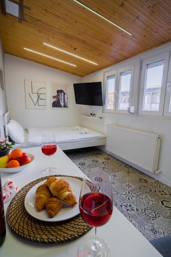 One Bedroom Flat In Bucharest'S Historic District Buitenkant foto